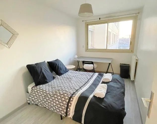2 Bedroom In Middle Of