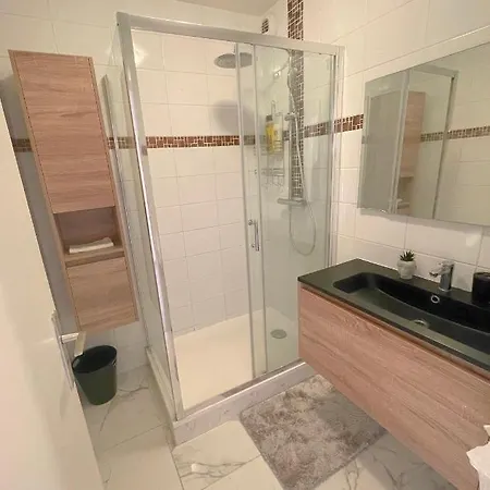 2 Bedroom In Middle Of Lägenhet